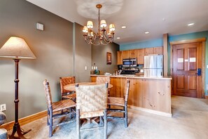 Dining area in a Springs 1 bedroom