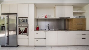 Blue on Blue Apartment 1015 - Kitchen