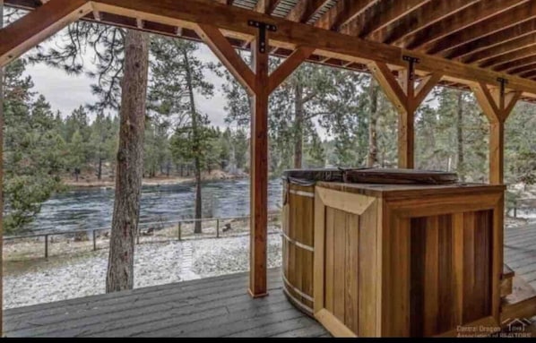 Outdoor spa tub
