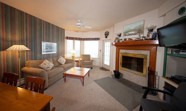Welcome to our cozy and charming mountainside suite! (Please note that decor may vary).