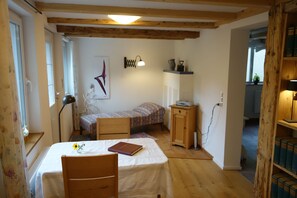 Ferienwohnung Teich 11, 126qm, Garten, 2 Schlafzimmer, max. 6 Personen-Wohnzimmer