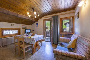 Salle de séjour avec accès au balcon