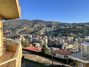 vista mare e montagne dal terrazzo