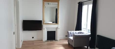 Large main room fully equipped with sofa bed, smart TV 