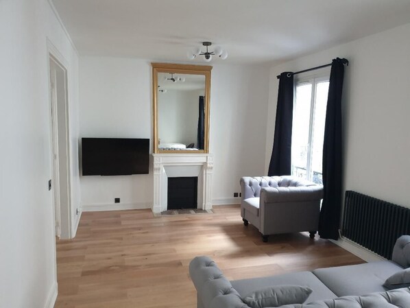 Large main room fully equipped with sofa bed, smart TV 