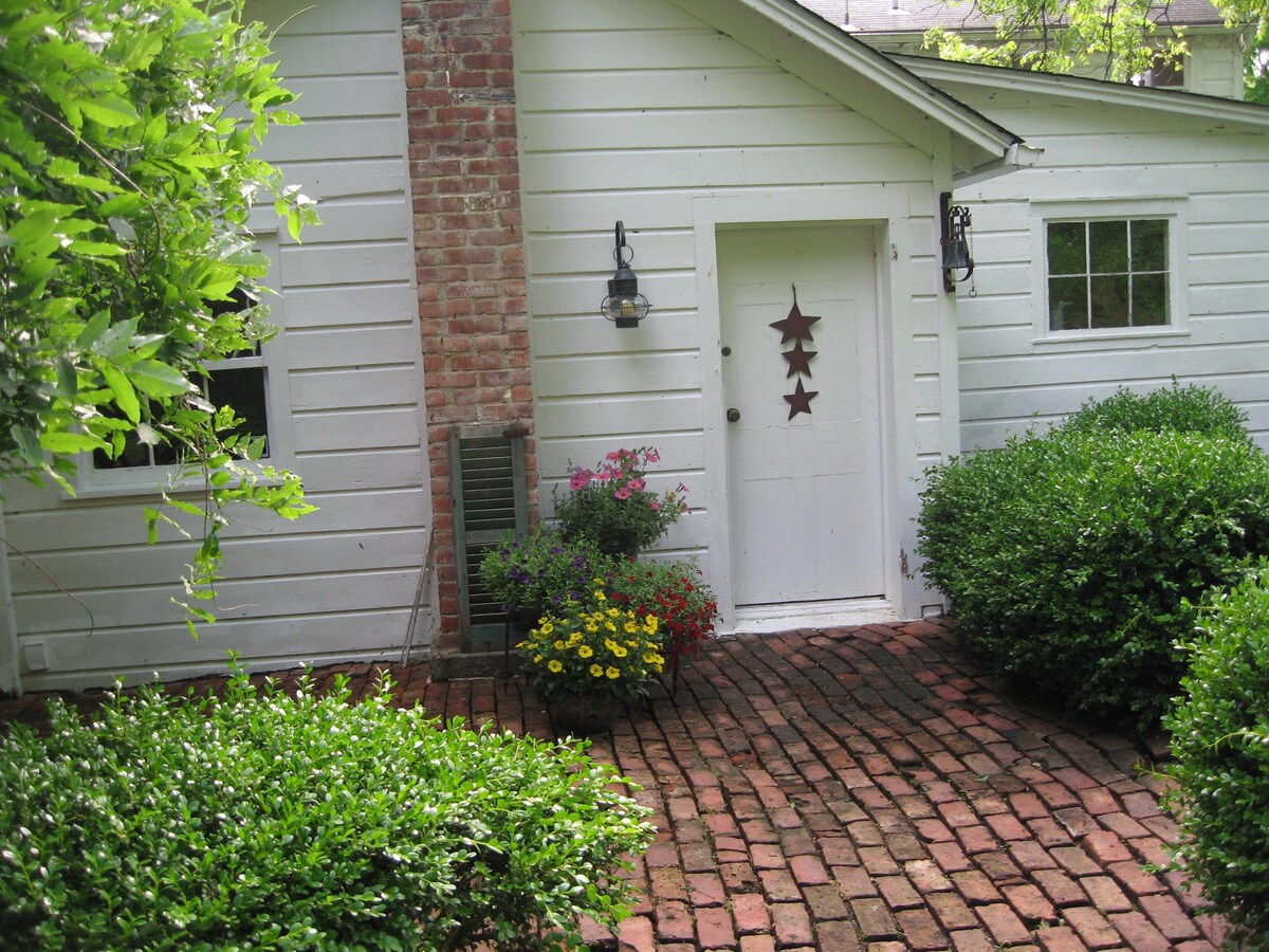 PRIVATE BED& BATH ON 7 ACRES, total access to house including patio and porch