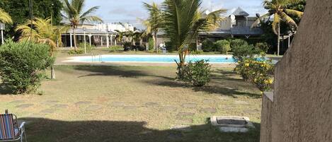 Vue sur la piscine 