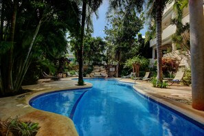Pool and jacuzzi 