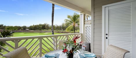 Outdoor Dining Area on the Private Lanai at Waikoloa Hawai'i Vacation Rentals