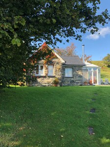 Stone Built Studio Cottage con estufa de leña en la puerta de entrada al Parque Nacional Snowdonia