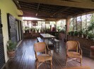 Terrasse avec parquet d'exterieur, mobilier et barbecue