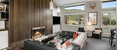 Living Room w/ TV & Gas Fireplace