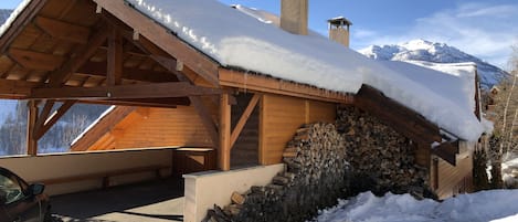 Vue de l'entrée du chalet et du parking par en haut