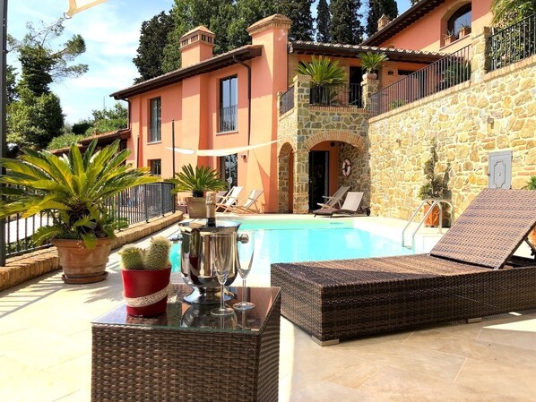 Villa Paolo - swimming-pool and house