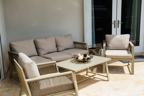 Outside living room near the pool
Salon extérieur près de la piscine