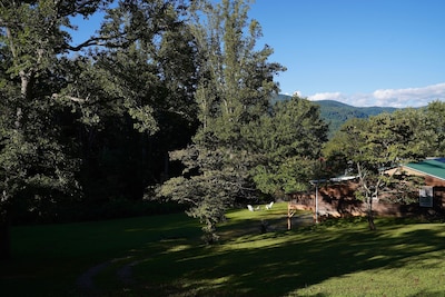 Charming Mountain Cabin - 15 Minutes to Asheville