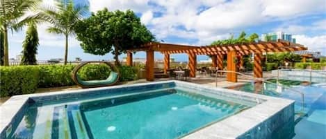 Hot tub, kids pool, and large infinity pool. 