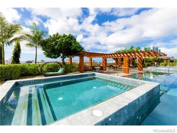 Hot tub, kids pool, and large infinity pool. 