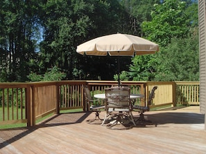 LARGE WRAP AROUND DECK WITH TABLE & CHAIRS