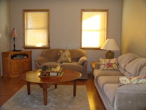 COMFORTABLE LIVING ROOM SMART TV & DVD SURROUND SYSTEM