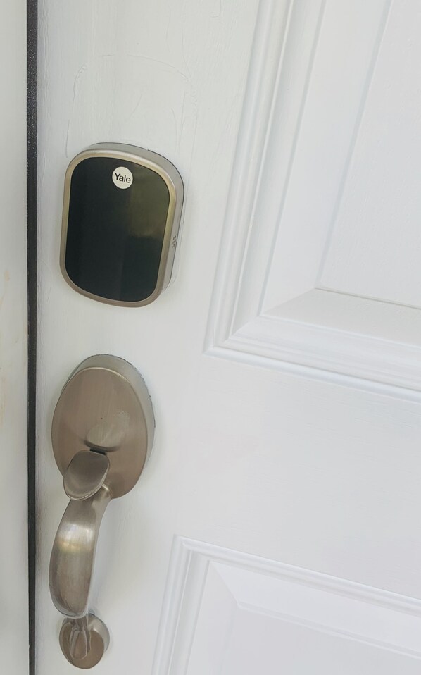 Smart lock temporary code will be provided on arrival 