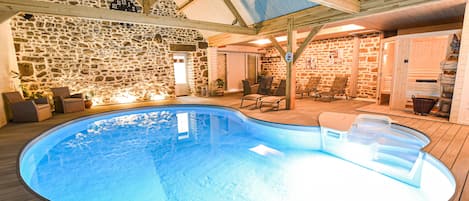 piscine interieur couverte chauffée toute l'année a 30°, sauna, fauteuil massant