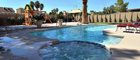 HUGE BACKYARD POOL & JACUZZI