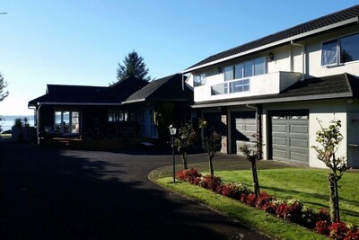 Apartment upstairs overlooking garden, lake access just down path to the left