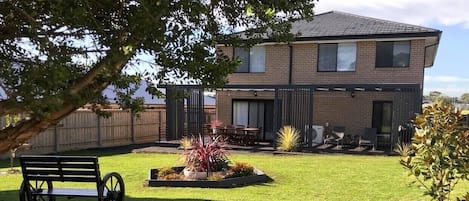 Spacious, fully fenced yard.
Barbecue, sun lounges on the large deck.