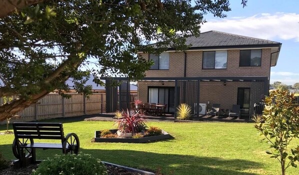 Spacious, fully fenced yard.
Barbecue, sun lounges on the large deck.