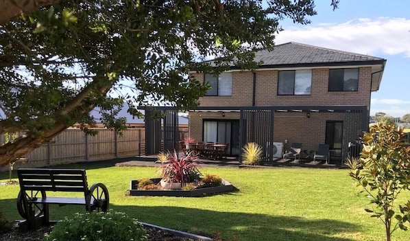 Spacious, fully fenced yard.
Barbecue, sun lounges on the large deck.