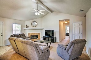 Living Room | Free WiFi | Smart TV