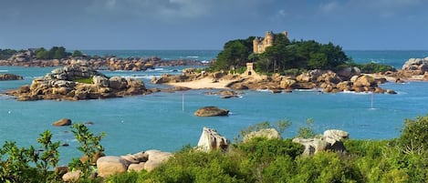 Vue du GR 34, le château de Costaérès à Ploumanac'h