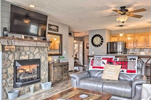 Living Room | Gas Fireplace | Smart TV | Free WiFi