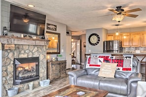 Living Room | Gas Fireplace | Smart TV | Free WiFi