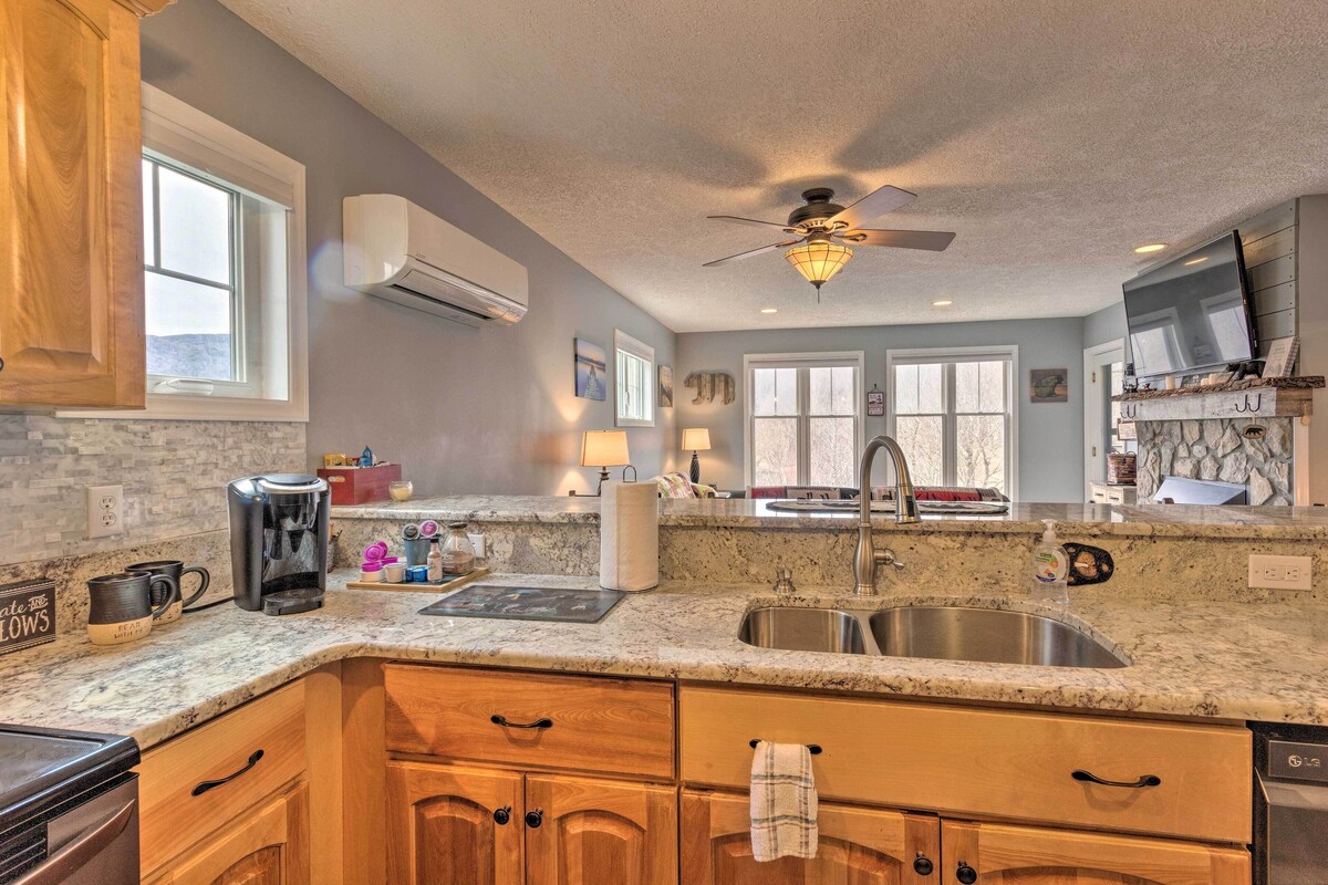 Updated Seven Devils Condo w/Deck & Mtn Views