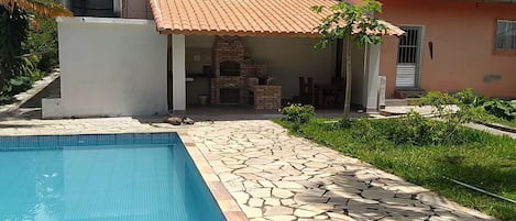 Piscina e churrasqueira