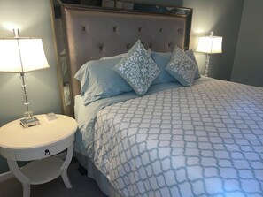 Huge upstairs king master bedroom en suite 