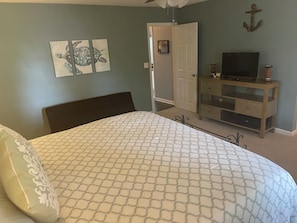 Huge upstairs king master bedroom en suite 