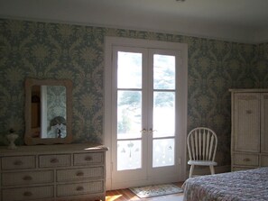 Lake front bedroom with balcony, queen size bed and Views!