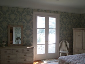 Lake front bedroom with balcony, queen size bed and Views!