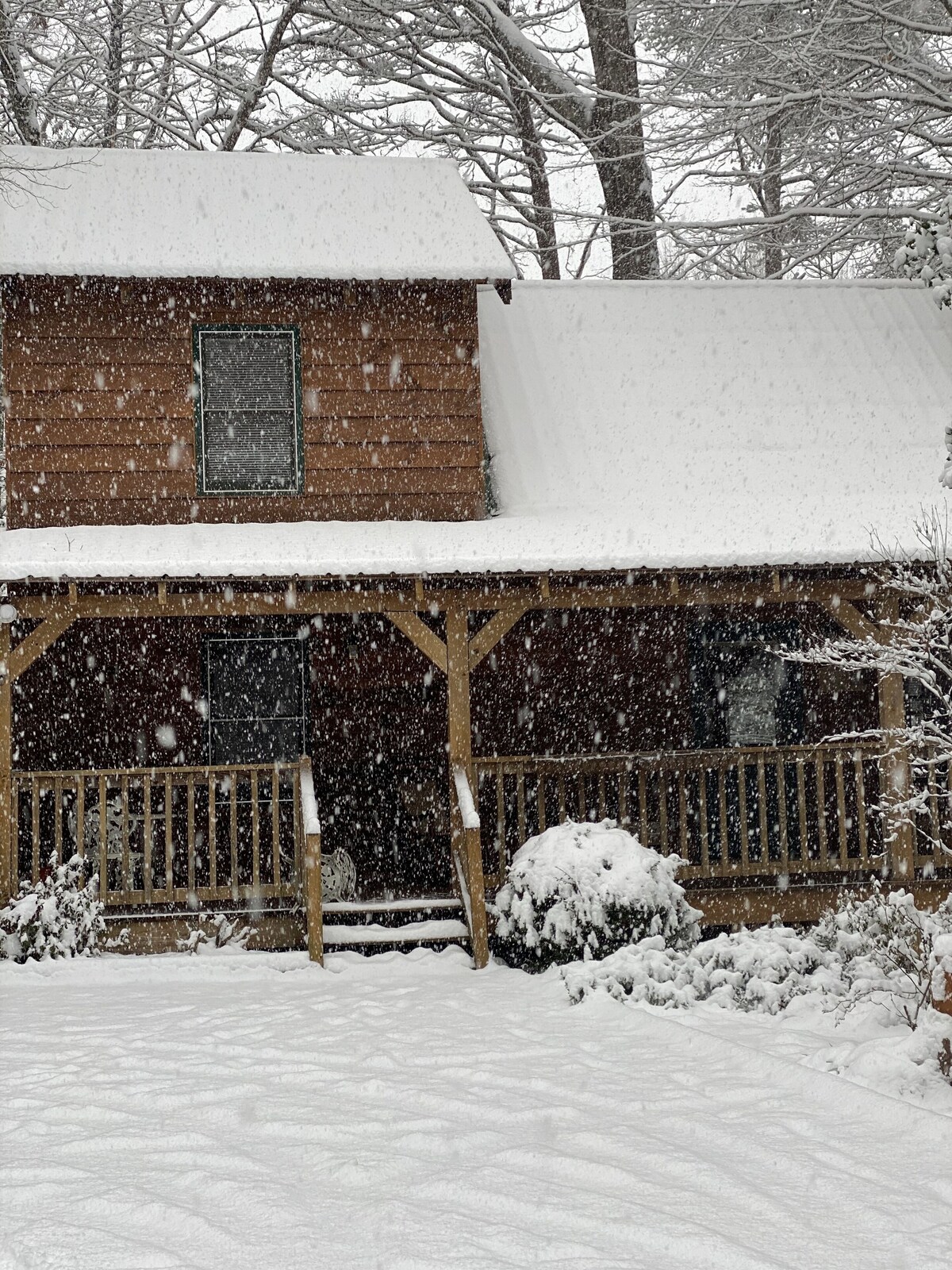 Hot Tub/Game Room/Fireplace and pit, very private, a little taste of heaven!