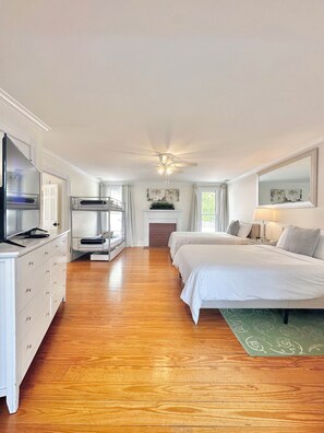 2 Queen beds & a twin bunk bed. 