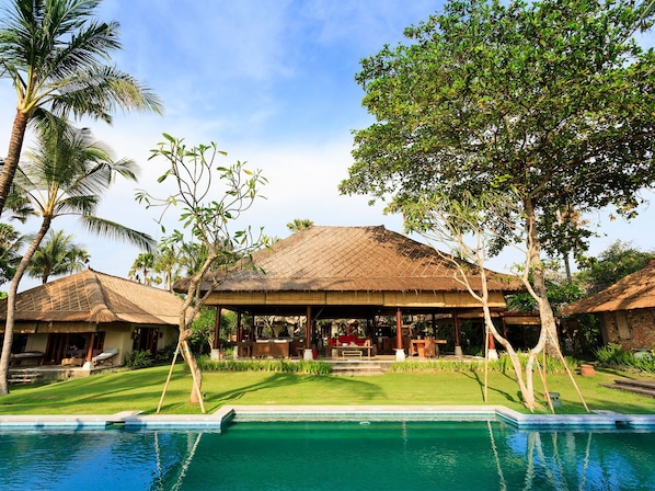 Villa Maridadi - Open pavilion Bali living