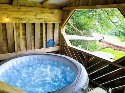 Cosy romantic retreat, hot tub, breakfast hamper, 4-Poster bed, Alexa smart home