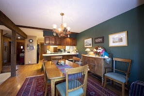 Breakfast bar & dining area for up to ten hungry hippos!