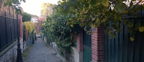 One of the numeros pedestrians narrow streets in the neigborood