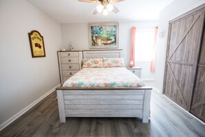 Large Master Bedroom w/Queen Memory Foam Mattress leading into ensuite bathroom 