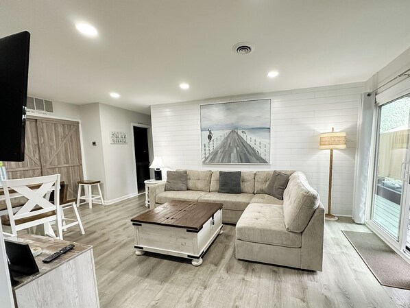 Spacious Family Room with Recess Lighting