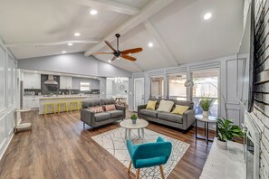 Spacious open floor is great to interact with family and friends .